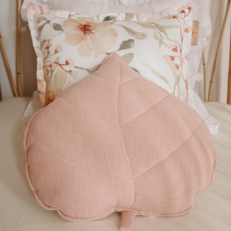 coussin en lin feuille light pink