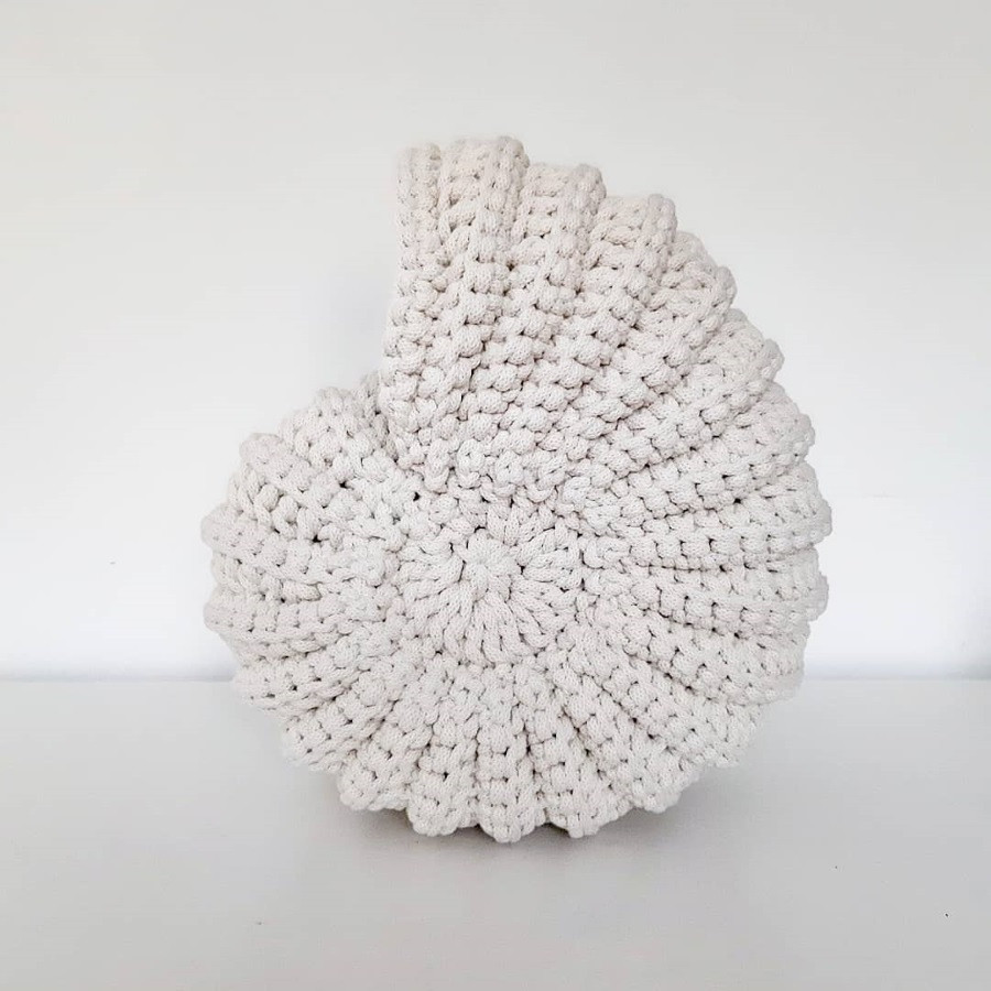 Coquillage rond crème en crochet