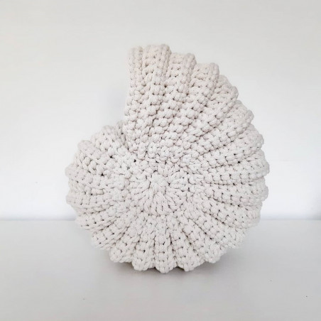 Coquillage rond crème en crochet