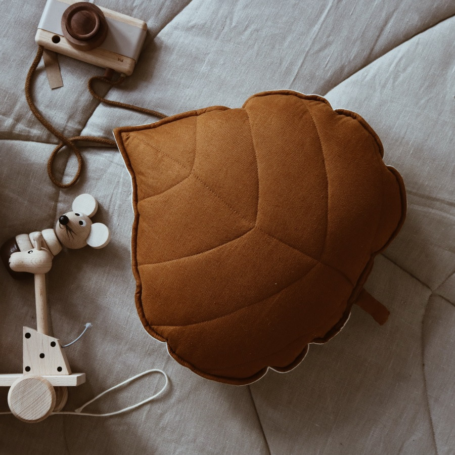 coussin feuille en lin caramel - Moimili