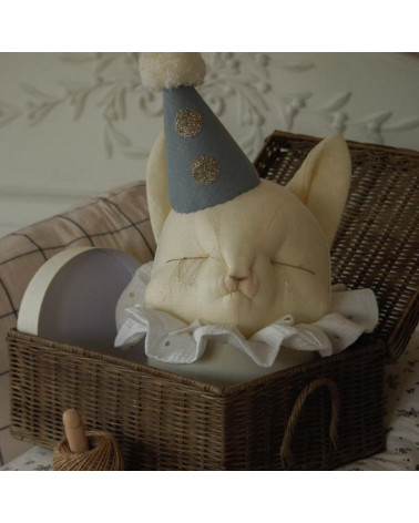 Trophée chat en lin vanille avec chapeau bleu