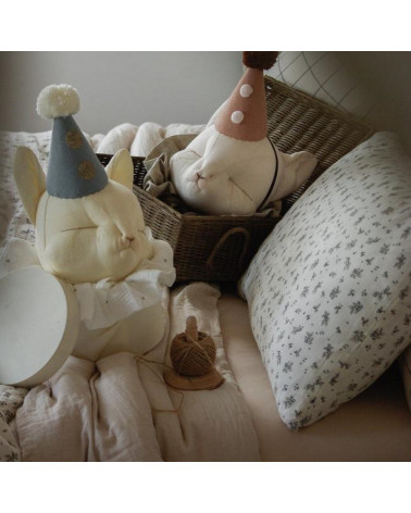 Trophée chat en lin vanille avec chapeau bleu