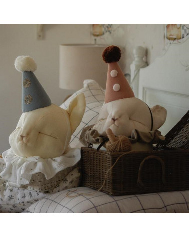 Trophée chat en lin light beige avec un chapeau beige foncé