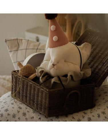 Trophée chat en lin light beige avec un chapeau beige foncé