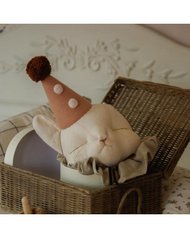 Trophée chat en lin light beige avec un chapeau beige foncé