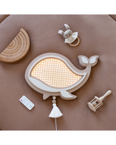Lampe veilleuse en bois et rotin - baleine
