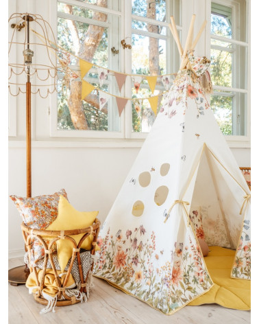 Tipi biche et fleurs sauvages