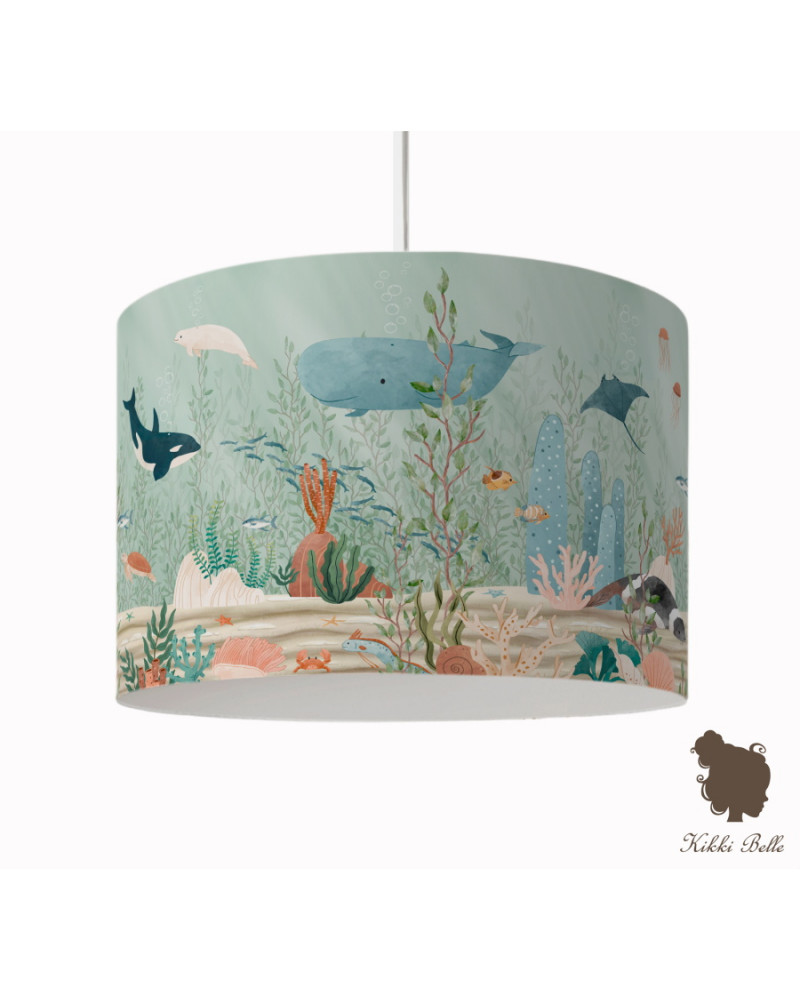 Suspension enfant forêt sous-marine